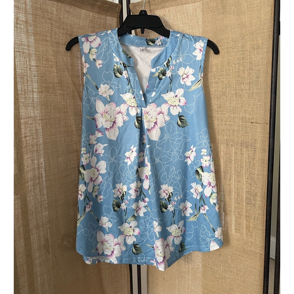 Newchoice women’s tunic top. Pretty floral. Size medium.